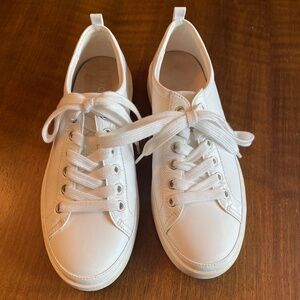 Ladies Vionic Winny white sneakers size 8